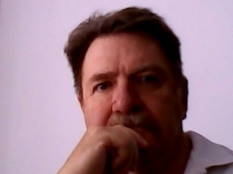 Ein Bild, das Person, Menschliches Gesicht, Vorderkopf, Wange enthlt.

Automatisch generierte Beschreibung